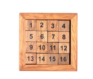 15. Oyun 'un bulmaca küplerinin üst görüntüsü. Tahta bulmaca Oyun 15 üzerinde beyaz arkaplan.