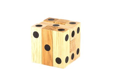 Beyaz arkaplanda izole edilmiş yapboz zarları. Zar veya Nokta Bulmacası.