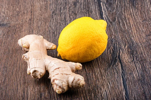 Ingwerwurzel Und Zitrone Auf Einer Holzoberfläche Vitamin Set Für Erkältungen — Stockfoto