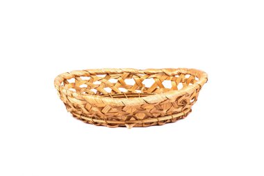 El yapımı sepet beyaz arka planda yatay ve izole bir şekilde konumlandırılmıştır..