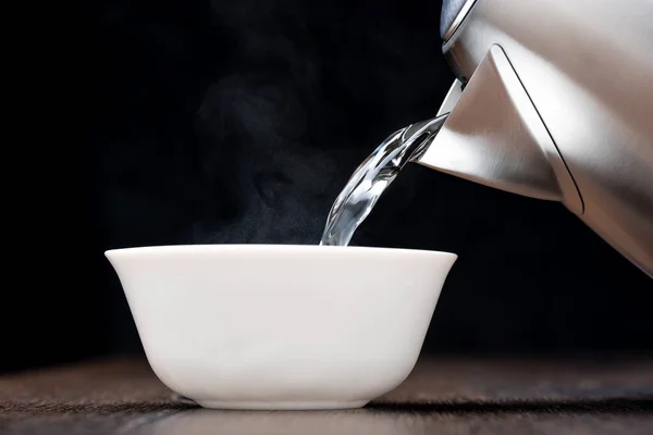 Heißes Kochendes Wasser Eine Weiße Schüssel Gießen Dampf Auf Dunklem — Stockfoto