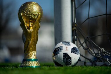 9 Nisan 2018 Dünya Kupası ve FIFA Dünya Kupası 2018 Adidas Telstar 18 resmi top yeşil çim futbol sahası, Moskova, Rusya Trophy. 