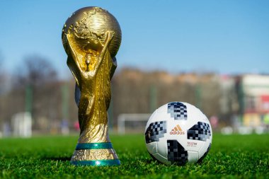 9 Nisan 2018 Dünya Kupası ve FIFA Dünya Kupası 2018 Adidas Telstar 18 resmi top yeşil çim futbol sahası, Moskova, Rusya Trophy. 