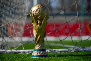 9 Nisan 2018 Dünya Kupası futbol alanının yeşil çimlerin üzerine Moskova, Rusya Trophy.