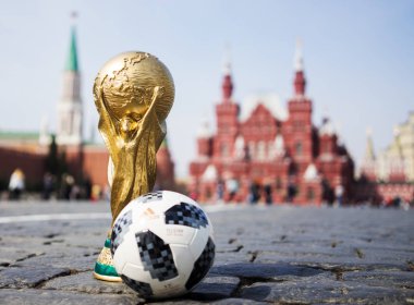 16 Nisan 2018 Moskova. Rusya Kupası FIFA Dünya Kupası ve FIFA Dünya Kupası 2018 Adidas Telstar 18 kırmızı Meydanı Moskova'nın resmi top.