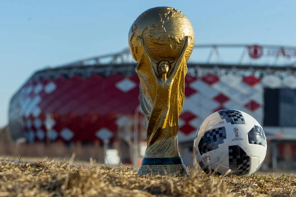 2018年4月9日莫斯科 俄罗斯世界杯足球赛奖杯和国际足联世界杯正式球2018阿迪达斯通讯卫星18在斯巴达体育场的背景下 世界杯2018场比赛将举行 — 图库照片