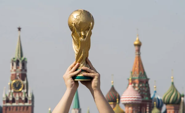 Április 2018 Moszkva Ember Tart Trófeát Fifa World Cup — Stock Fotó