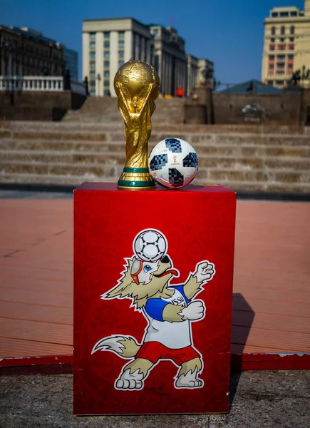 16 Nisan 2018 Moskova. Rusya Kupası FIFA Dünya Kupası ve FIFA Dünya Kupası 2018 Adidas Telstar 18 kırmızı Meydanı Moskova'nın resmi top.