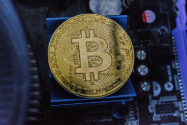 Bilgisayar devre kartı arka plan üzerinde altın Hatıra para Bitcoin.