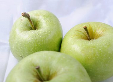 Beyaz arkaplanda yeşil elma