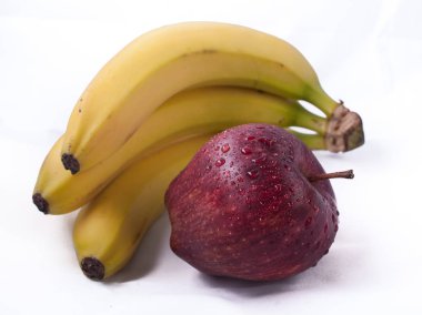 beyaz arkaplanda meyveler