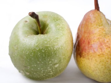 beyaz arkaplanda meyveler