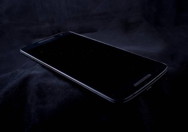 Siyah arkaplanda siyah akıllı telefon