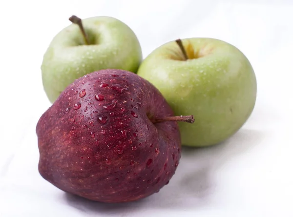 Grüne Und Rote Äpfel Auf Weißem Hintergrund — Stockfoto