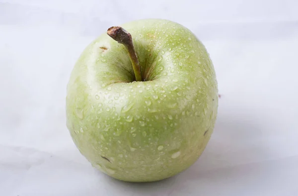 Grüner Apfel Auf Weißem Hintergrund — Stockfoto