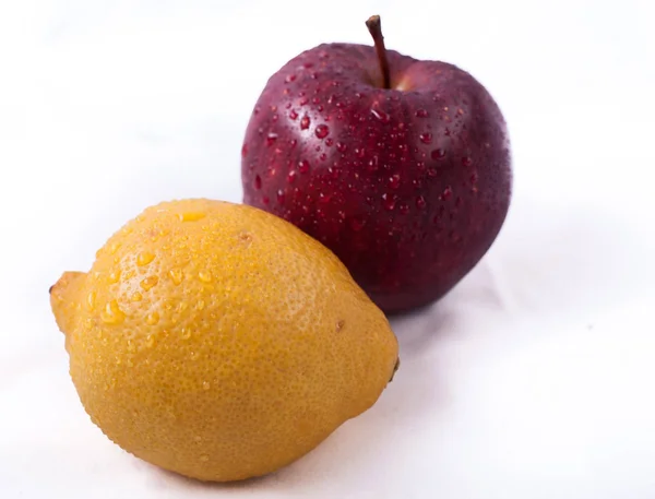 Gelbe Zitrone Und Roter Apfel Auf Weißem Hintergrund — Stockfoto