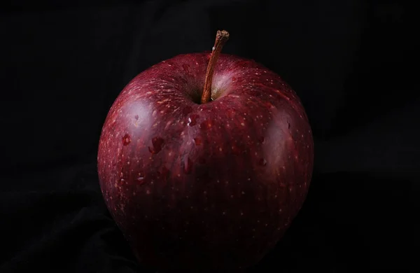 Pomme Rouge Sur Fond Noir — Photo