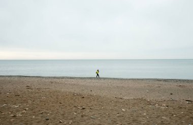 kız sahilde Abhazya'Karadeniz kıyısında