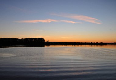 Volga Nehri yakınında Uglich şehir on Sunset.