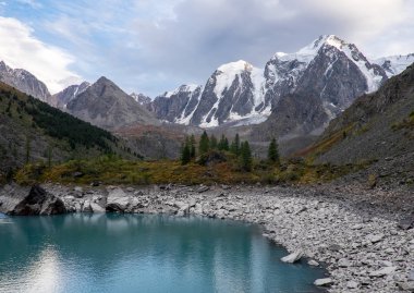 Dağ manzarası. Shavlinsky Gölü Altay Cumhuriyeti.