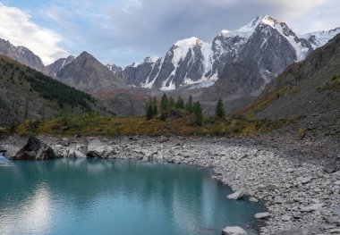Dağ manzarası. Shavlinsky Gölü Altay Cumhuriyeti.