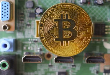 Bilgisayar devre kartı arka plan üzerinde altın Hatıra para Bitcoin.