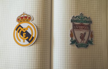 22 Mayıs 2018 Ukrayna, Kiev. 2017/2018 İspanyol Real Madrid ve İngiliz Liverpool Uefa Şampiyonlar Ligi finalisti amblemleri sezon.