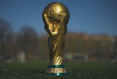 9 Nisan 2018 Dünya Kupası futbol alanının yeşil çimlerin üzerine Moskova, Rusya Trophy.