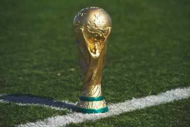 9 Nisan 2018 Dünya Kupası futbol alanının yeşil çimlerin üzerine Moskova, Rusya Trophy.