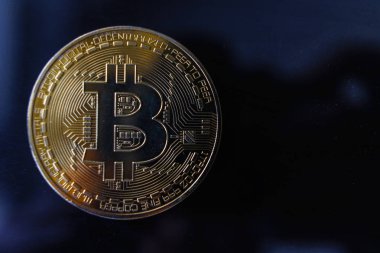 Siyah bir zemin üzerine altın Hatıra para Bitcoin.