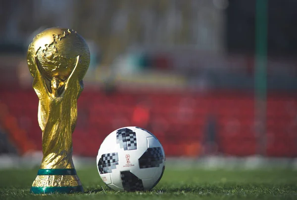 Abril 2018 Moscú Rusia Trofeo Copa Mundial Fifa Balón Oficial — Foto de Stock