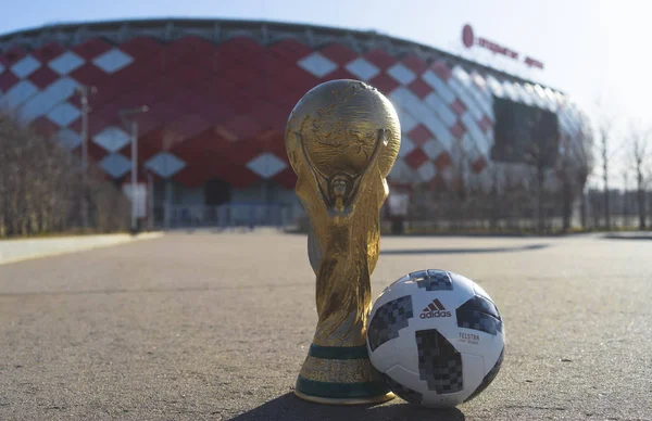 9 Nisan 2018 Dünya Kupası ve FIFA Dünya Kupası 2018 Adidas Telstar 18 resmi top Spartak stadyumu, zemin karşı Moskova, Rusya Trophy Dünya Kupası 2018 eşleştiği yapılacak.