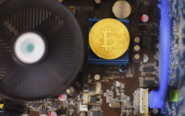 Bilgisayar devre kartı arka plan üzerinde altın Hatıra para Bitcoin.