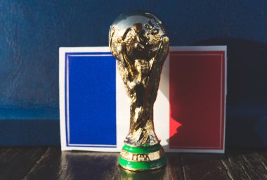 6 Haziran 2018 Moskova, Rusya. FIFA Dünya Kupası Fransa bayrağı arka üzerinde Trophy.
