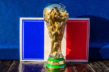 6 Haziran 2018 Moskova, Rusya. FIFA Dünya Kupası Fransa bayrağı arka üzerinde Trophy.