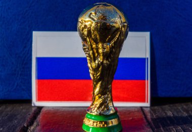 6 Haziran 2018 Moskova, Rusya. FIFA Dünya Kupası kupa Rusya bayrağı arka üzerinde.