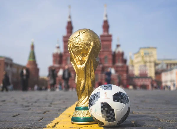 Abril 2018 Moscú Rusia Trofeo Copa Mundial Fifa Balón Oficial — Foto de Stock