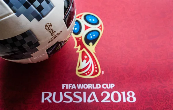2018年4月8日莫斯科 俄罗斯官方球2018国际足联世界杯阿迪达斯通讯卫星18和一个日历与标志的世界杯201 — 图库照片
