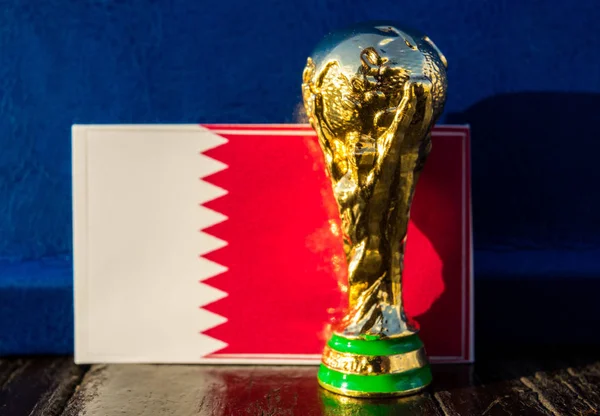 2018 모스크바 러시아입니다 카타르의 국기의 배경에 Fifa 월드컵 트로피 — 스톡 사진