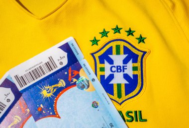 25 Haziran 2018 Moskova, Rusya. Maç biletleri için FIFA Dünya Kupası 2018 futbol Brezilya Millî Futbol Takımı futbol forması.