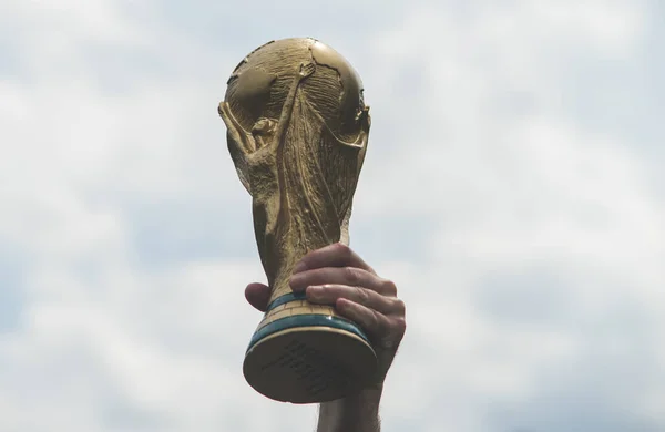 Június 2018 Ban Moszkvában Ember Tartja Kupát Fifa World Cup — Stock Fotó