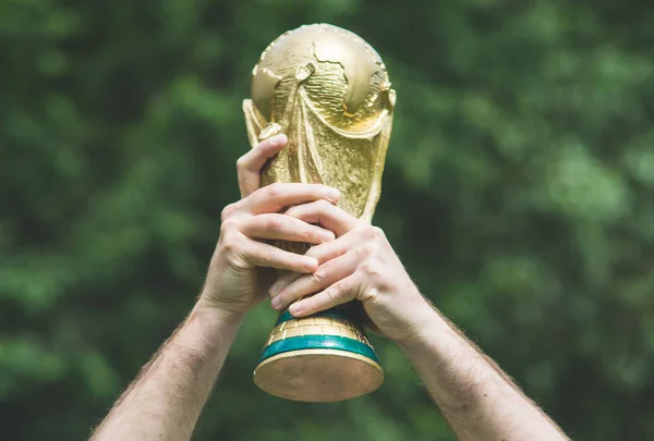 Juni 2018 Moskou Man Met Een Trofee Voor Fifa World — Stockfoto