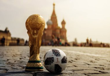 16 Nisan 2018 Moskova. Rusya Kupası FIFA Dünya Kupası ve FIFA Dünya Kupası 2018 Adidas Telstar 18 kırmızı Meydanı Moskova'nın resmi top.