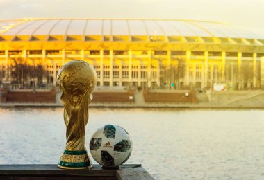 13 Nisan 2018 Dünya Kupası ve FIFA Dünya Kupası 2018 Adidas Telstar 18 resmi top Moskova'da Lujniki Stadyumu zemin karşı Moskova, Rusya Trophy.