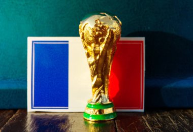 6 Haziran 2018 Moskova, Rusya. FIFA Dünya Kupası Fransa bayrağı arka üzerinde Trophy