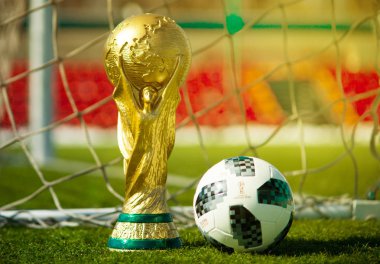 9 Nisan 2018 Dünya Kupası ve FIFA Dünya Kupası 2018 Adidas Telstar 18 resmi top yeşil çim futbol sahası, Moskova, Rusya Trophy. 