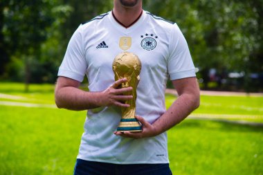 12 Haziran 2018 Dünya Kupası kupa Moskova ' A man Almanya milli futbol takımı T-shirt içinde tutar.
