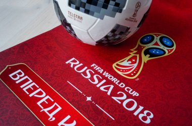 8 Nisan 2018 Moskova, Rusya resmi top 2018 FIFA Dünya Kupası Adidas Telstar 18 ve bir takvim ile Dünya Kupası 201 sembolleri