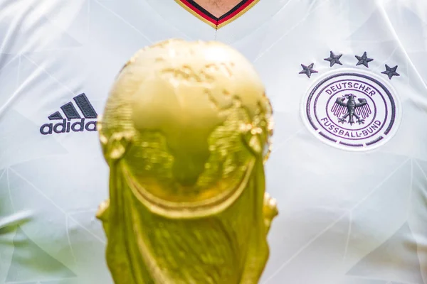 Czerwca 2018 Moskwie Man Koszulce Reprezentacji Niemieckiej Piłce Nożnej Trzyma — Zdjęcie stockowe