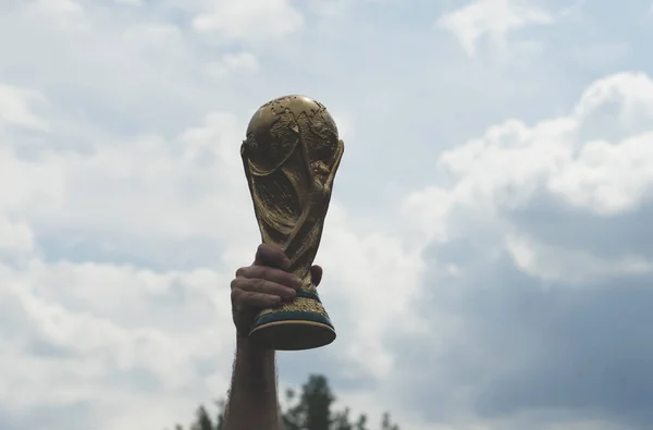 Junio 2018 Moscú Rusia Hombre Con Trofeo Copa Mundial Fifa — Foto de Stock